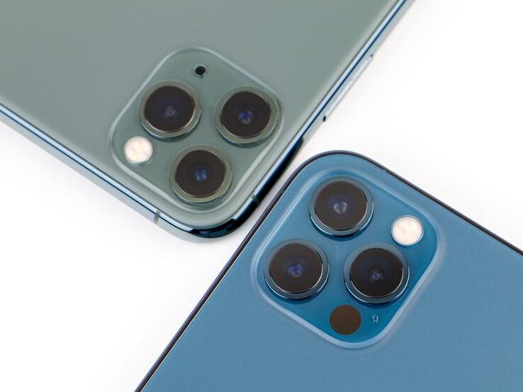 Kameras des iPhone 11 Pro (grün) und iPhone 12 Pro (blau)