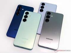 Der Nachfolger des Galaxy S25 (hier im Bild) soll zwar einen größeren 4.300 mAh Akku bieten, im Vergleich zu Xiaomi 16 und Co, ist das allerdings wenig. (Bildquelle: Notebookcheck)