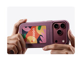 Die Magic-E-Ink-Smartphone-Hülle ist in drei Farben erhältlich. Abgebildet ist das Zubehör am iPhone 18 Pro