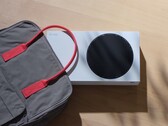 Die Xbox Series S soll bequem in einen Rucksack passen, sodass sie problemlos zu einem Freund gebracht werden kann. (Bild: Microsoft)