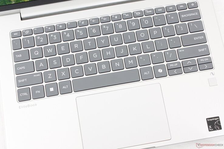 Die Hintergrundbeleuchtung der Tastatur ist optional. Das Clickpad ist mit 11,7 x 8 cm für den Formfaktor anständig groß