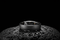Der Smart Ring „Smalth Titanium Lava” ist bis 10 ATM wasserdicht.