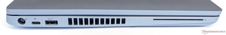 Linke Seite: Netzanschluss, 1x USB 3.2 Gen1 Typ-C, 1x USB 3.2 Gen1 Typ-A, Lüfterauslass, Smartcard-Reader