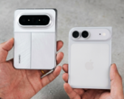 Huawei Pura X Max neben einem iPhone Ultra/Fold Dummy