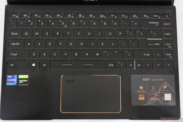Die Größe und das Layout der Tastatur und des Clickpads sind ähnlich wie beim Modern 15. Die weiße Hintergrundbeleuchtung beleuchtet alle Tasten und Symbole