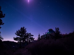 Das Optical Communications Telescope Laboratory sendet seinen Acht-Laser-Leitstrahl an den Laser-Transceiver des Deep Space Optical Communications-Projekts.  (Bildquelle: NASA und JPL-Caltech)