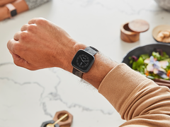 Die Fitbit Versa 2 ist eine kleine Weiterentwicklung des Vorgängers (Quelle: Fitbit)