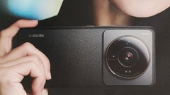 Knapp 24 Stunden vor dem offiziellen Launch des Xiaomi 12S Ultra enthüllen Werbeposter bereits das finale Leica-Kamera-Design.