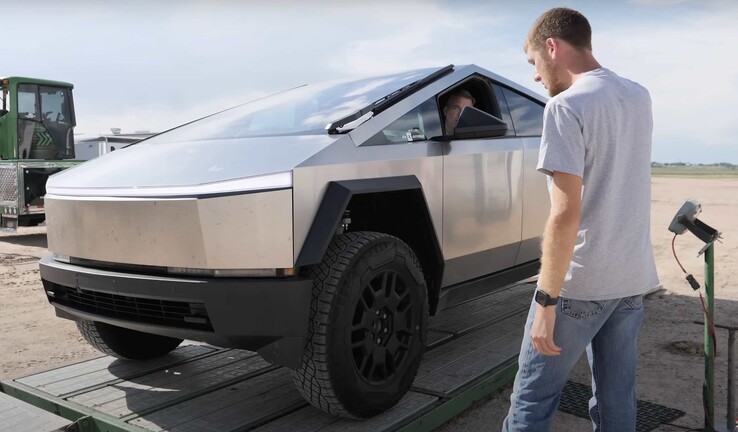 Der Tesla wog rund 7.000 Pfund (3,18 Tonnen) - viel weniger als der RAM Cummins (Bild: YouTube).
