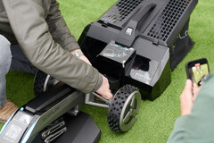 … wird hinten angedockt und … (Foto: Andreas Sebayang/Notebookcheck.com)