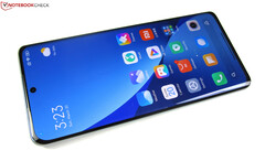 Curved-Display, 120-Hz-Screen und ein Backcover aus mattem Glas: Das Xiaomi 12 macht optisch wie haptisch viel her.