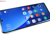 Curved-Display, 120-Hz-Screen und ein Backcover aus mattem Glas: Das Xiaomi 12 macht optisch wie haptisch viel her.