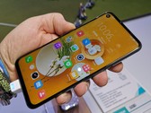 Auf der CES 2019 ist das HiSense U30 mit Displayloch und 48 Megapixel-Cam ausgestellt.