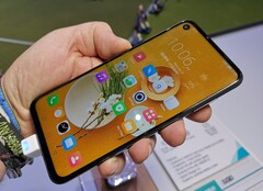 Auf der CES 2019 ist das HiSense U30 mit Displayloch und 48 Megapixel-Cam ausgestellt.