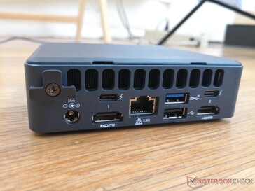 Rückseite: 2x HDMI 2.0b, 2,5 Gbit RJ-45, USB-A 3.2 Gen. 2, USB-A 2.0, 2x USB-C mit Thunderbolt 3, Thunderbolt 4 und DisplayPort