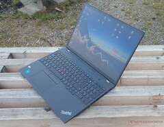 Lenovo bietet das ThinkPad T16 zum neuen Tiefstpreis von 699 Euro an (Bild: Marvin Gollor)