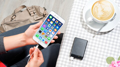 Pearl revolt PB-160 Mini-Powerbank im Kreditkarten-Format.