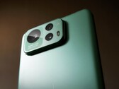 Das Asus Zenfone 12 Ultra wird in drei Farben angeboten, inklusive "Sage Green". (Bildquelle: Asus)