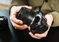 Die Canon EOS R50 V startet 70 Euro günstiger als die EOS R50. (Bildquelle: Canon)