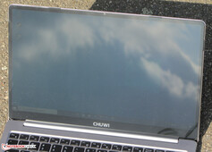 Das LapBook Pro im Freien (geschossen bei strahlendem Sonnenschein; direkte Sonneneinstrahlung)