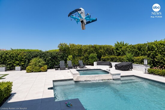 Paket landet im Pool: Während Amazon sein Drohnen-Netzwerk massiv ausbaut, sorgt ein virales Video einer Wasserlandung in Texas für Lacher.