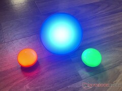 Olight Obulb Pro (links und rechts) gegen Hue Go (Mitte). Foto: Andreas Sebayang/Notebookcheck.com
