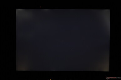 Moderat ausgeprägtes, ungleichmäßiges Backlight-Bleeding. Obwohl ein gewisses Niveau hier zu erwarten ist, hatten wir bei einer Luxusserie wie hier mit besseren Ergebnissen gerechnet.