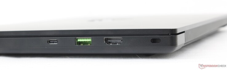 Rechts: USB-C 3.2 Gen. 2 mit USB4 + DisplayPort 1.4 + Power Delivery, USB-A 3.2 Gen. 2, HDMI 2.1, Kensington lock
