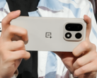 Das kommende OnePlus 15 wurde bereits auf einem E-Sports-Event gesichtet (Bildquelle: Weibo, bearbeitet)