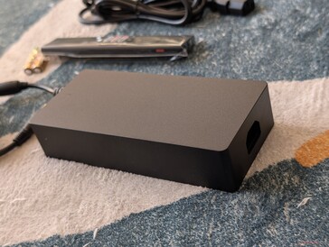 Das Netzteil fällt im Verhältnis zum kompakten 4K-Projektor recht klobig aus.