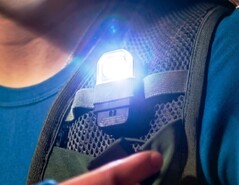 Pebblebees neuester Tracker ist zeitgleich eine Taschenlampe.