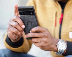 Das Google Pixel 7a kann durch die neue Hülle von Peak Design um MagSafe erweitert werden. (Bild: Peak Design)