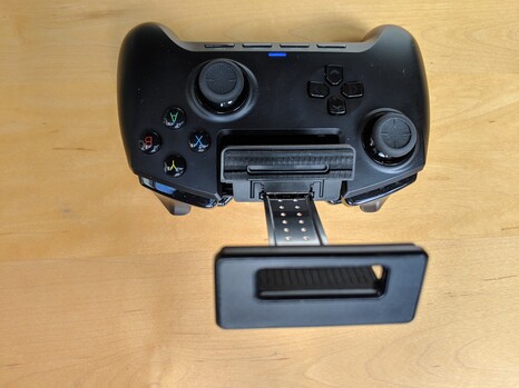 Aussparung für Smartphone-Tasten im unteren Backen