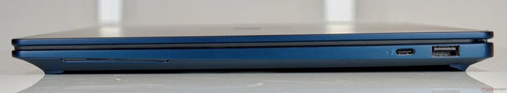 Rechts: Thunderbolt 4 (DisplayPort-2.1-Ausgang, Power Delivery 3.1), USB 3.2 Gen 2 Typ-A
