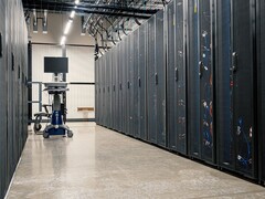 Gang zwischen Serverracks in einem Rechenzentrum