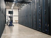 Gang zwischen Serverracks in einem Rechenzentrum