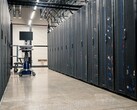 Gang zwischen Serverracks in einem Rechenzentrum