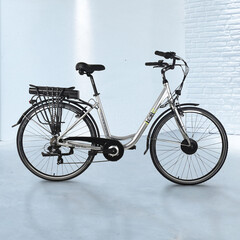 Aldi verkauft online das Llobe Elektro-City-Bike Silverline mit 28 Zoll. (Bild: Aldi-Onlineshop)