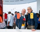 Apples langjähriger Chief Design Officer gründet sein eigenes Unternehmen. (Bild: Apple / Jony Ive links, Tim Cook rechts)