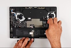 Das ROG Flow Z13 macht viele Reparaturen einfach, verlötet aber zu viele Komponenten am Mainboard.