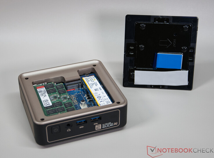 Sapphire Edge AI mit geöffneter Oberseite