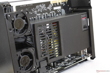 450-W-Netzteil und zwei Lüfter hinter der GPU. Zum Ausbau des Netzteils wird ein Schraubenschlüssel benötigt.