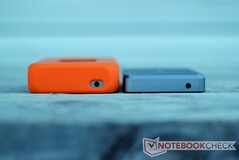 Die Taste auf der Rückseite dient zum Navigieren und Auswählen von Optionen in den Bildschirmmenüs.