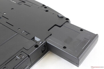 Optionaler zweiter Akku lässt sich leicht in das Gerät hineinschieben, um somit die Akkulaufzeit des Geräts zu verdoppeln