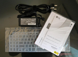 Wenig Zubehör liegt bei, das Netzteil ist keine USB-C-Variante.