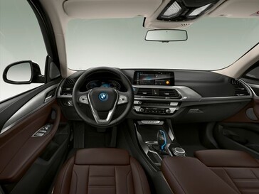 Auch im Innenraum ist der iX3 im klassischen Design des Herstellers (Bild: BMW)