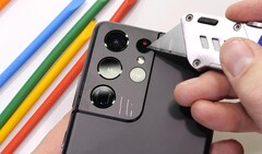 im Kameramodul des Samsung Galaxy S21 Ultra lässt sich leicht eine Nachricht eingravieren, wie etwa bei JerryRigEverything im Durability-Test.