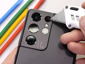 im Kameramodul des Samsung Galaxy S21 Ultra lässt sich leicht eine Nachricht eingravieren, wie etwa bei JerryRigEverything im Durability-Test.