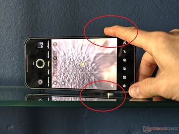 Insbesondere ohne Case werden diese oft auch unabsichtlich durch Auflegen auf einer Ablage ausgelöst.