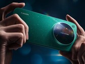 Starry Sky Green nennt sich eine Spezialfarbe des Xiaomi 17 Ultra. Es ist gemeinsam mit zwei anderen Farben in offiziellen Renderbildern zu sehen. (Bildquelle: Xiaomi)